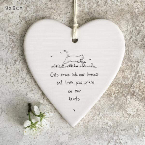 6197 Wobbly round heart- Cats come into our home